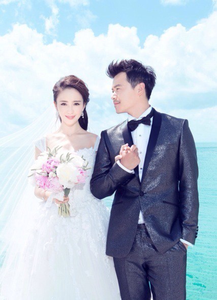 唯美海滩婚纱照曝光1月16日,陈思诚佟丽娅将在大溪地举办婚礼