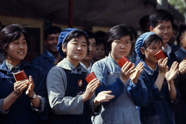 60年代后期和70年代前期,整个中国给人的感觉都是蓝灰绿的世界.